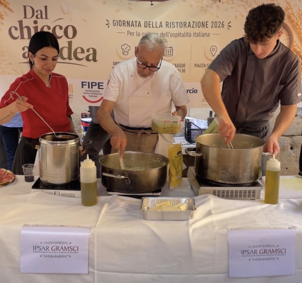 Oltre 100 persone in piazza San Sepolcro:  trionfa la Giornata della Ristorazione 2026 a Cagliari