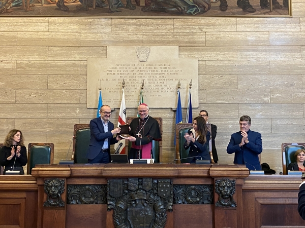 Cagliari, a monsignor Baturi la Medaglia d'onore Ottone Bacaredda