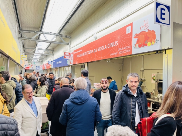 Cagliari, il Mercato provvisorio di piazza Nazzari ha aperto le porte