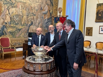 Cagliari. La Coppa Davis con, da sinistra, Gianni Chessa, Paolo Truzzu, Angelo Binaghi ed Edoardo Toccoe 