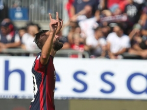 Pavoletti manda in estasi il Cagliari, Sassuolo ribaltato al 98'