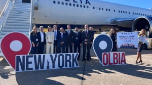 Sardegna, atterrato a Olbia il primo volo diretto da New York. Meloni e Cuccureddu: "Una rotta storica che apre nuove prospettive per imprese, turismo e sistema economico regionale&rdquo;