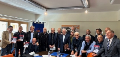 Campioni, autori e autorit&agrave; nel nome di Gigi Riva nella sala del Comitato regionale della Figc