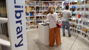 A Cagliari apre la biblioteca in aeroporto: &egrave; la prima in Italia