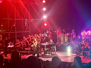 Estate di Mont'e Prama: Fiorella Mannoia balla, canta e dialoga con il pubblico di Tharros in un concerto indimenticabile