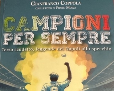 La prefazione dell'arcivescovo Sepe, i colleghi del giornalismo, i campioni del passato nelle 191 pagine del libro di Gianfranco Coppola