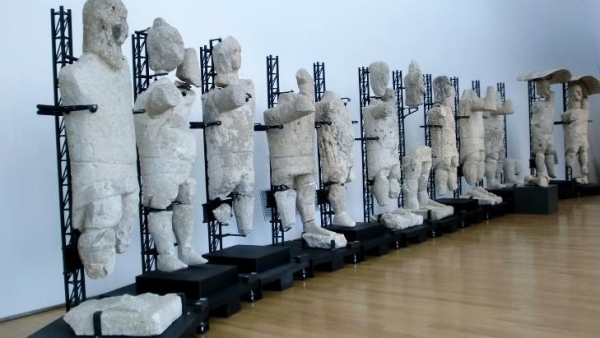 Trasloco dei Giganti  da Cabras a Cagliari per il restauro: &egrave; polemica
