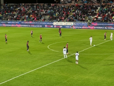 Il calcio d'avvio di Cagliari-sassuolo