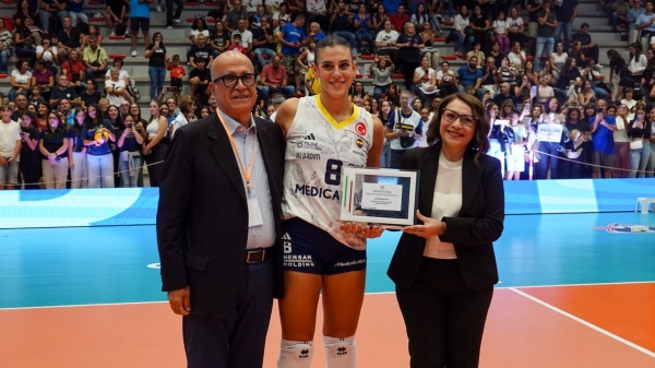 Alessia Orro in Sardegna con la sua nuova squadra. La palleggiatrice premiata dall&rsquo;assessora Portas: &ldquo;Campionessa in campo ed esempio nella vita&rdquo;