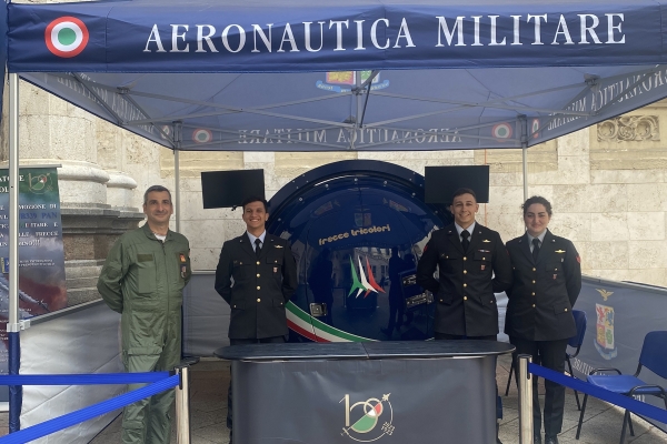 Cagliari, il simulatore di volo delle Frecce Tricolori in Municipio