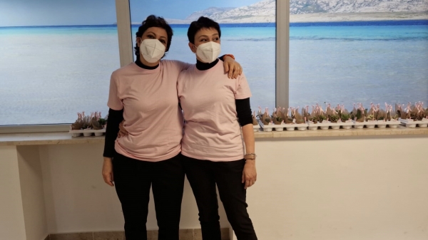 Sassari, due giovani mamme che hanno appena concluso il loro ciclo di cure donano duecento piantine alle pazienti e agli operatori della Smac e del day hospital di Oncologia
