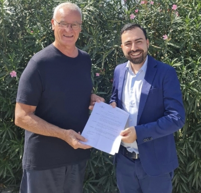Claudio Ranieri e Andrea Piras, promotore della candidatura a cittadino onorario dell'allenatore rossobl&ugrave;