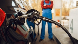 Caro-carburante in Sardegna, scontro Todde-FdI: la Regione corre verso un piano taglia-prezzi