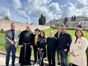 Inaugurata ieri mattina sul prato della basilica papale di Assisi l'installazione scultorea di Giuseppe Carta