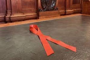 Riaperti i termini per partecipare a "Vetrine in rosso contro la violenza sulle donne"