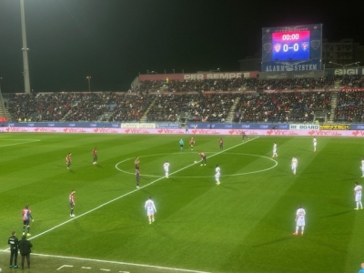 Il calcio d'avvio di Cagliari-Lecce