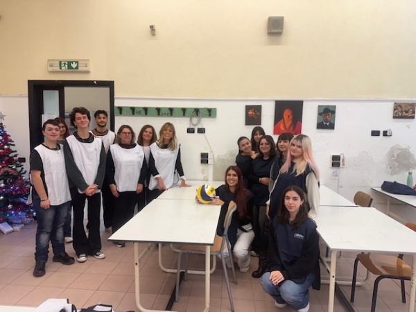 I protagonisti della quarta D del mini match esibizione di volley  con la professoressa Baita