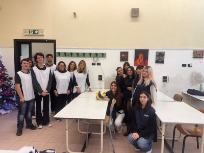 I protagonisti della quarta D del mini match esibizione di volley  con la professoressa Baita