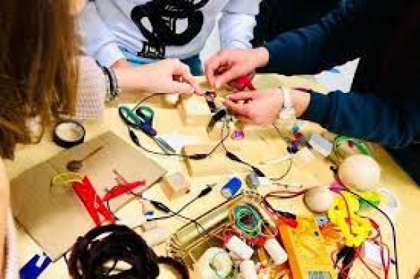 &lsquo;Inventori in Famiglia&rsquo;: oltre 3.500 tra bimbi e genitori hanno invaso Sa Manifattura