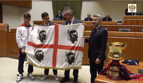 Il Presidente Comandini riceve la  squadra della primavera del Cagliari Calcio: &ldquo;Siete l&rsquo;orgoglio della Sardegna. Ho meditato a lungo se confermare questo incontro, ma Papa Francesco lo avrebbe voluto. Mai spegnere l&rsquo;entusiasmo dei giovani&rdquo;