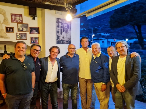 Il presidente nazionale dell'Ussi, Gianfranco Coppola, con il portiere della Nazionale e, tra le altre della Fiorentina - terzo e quarto da destra - ospiti d&rsquo;onore alla festa del Museo del Calcio di Salina