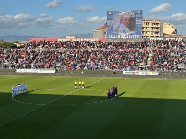Cagliari e Fiorentina a met&agrave; campo in raccoglimento per Papa Francesco