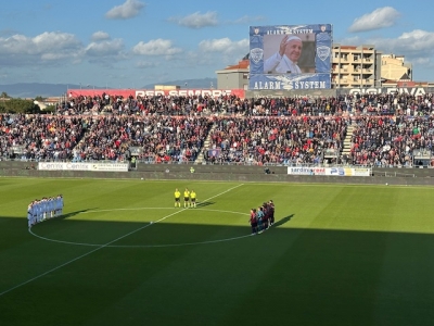 Cagliari e Fiorentina a met&agrave; campo in raccoglimento per Papa Francesco