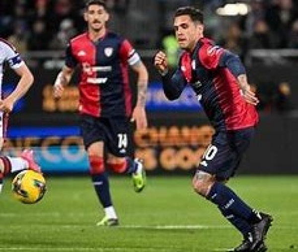 Una fase di Cagliari-Genoa