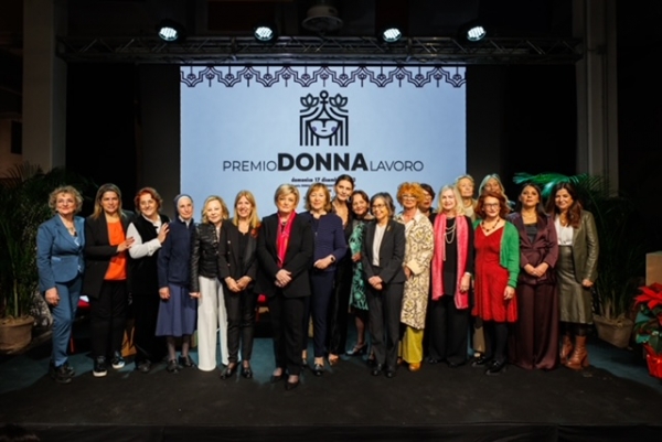 Cagliari. Foto di gruppo a Sa Manifattura. Al centro Marina Calderone