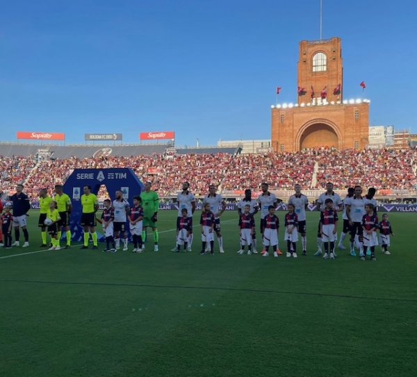 Il Cagliari al Dall'Ara, la sconfitta per 2-1 dopo essere stati in vantaggio, va digerita (foto di Giuliano Veronesi)