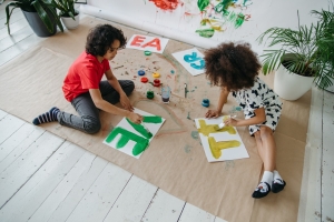 A Elini bambini plurilingue fin da piccoli, nella scuola dell'infanzia si impara l'inglese giocando e si diventa futuri cittadini attivi