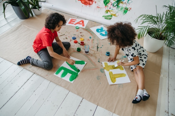 A Elini bambini plurilingue fin da piccoli, nella scuola dell'infanzia si impara l'inglese giocando e si diventa futuri cittadini attivi