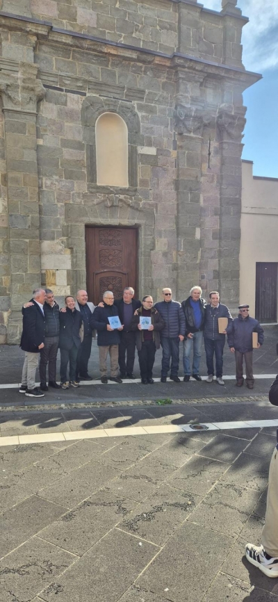 La giuria, i testimonial e i premiati del contest con alle spalle la chiesa di Nostra signora delle grazie