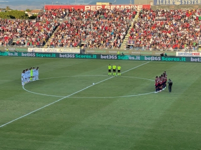 Cagliari e Empoli al minuto di raccoglimento per la scomparsa di Tot&ograve; Schillaci