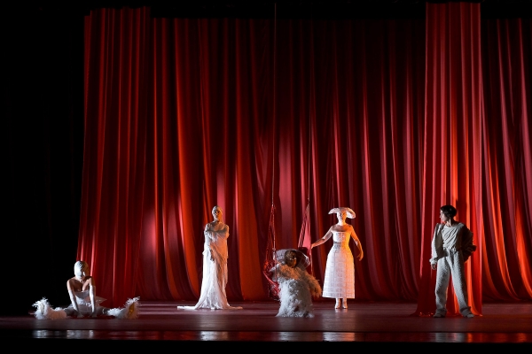 Una scena dello spettacolo della stagione del Teatro contemporaneo di Akr&ograve;ama