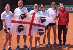 Tc Cagliari, per il Tennis Club Cagliari c&rsquo;&egrave; gi&agrave; una promozione: le ragazze di B2 salgono in B1. In corsa altri tre team