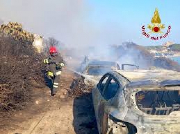 Inferno a Punta Molentis: il paradiso di Villasimius in fiamme, centinaia evacuati via mare
