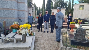 La presidente Alessandra todde depone una corona di fiori sulla tomba dell'ex presidente della Regione Mario Melis