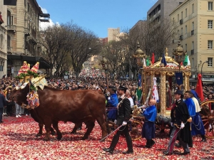 Sant&rsquo;Efisio, processione senza buoi, si valuta il trasporto a spalla per il Santo