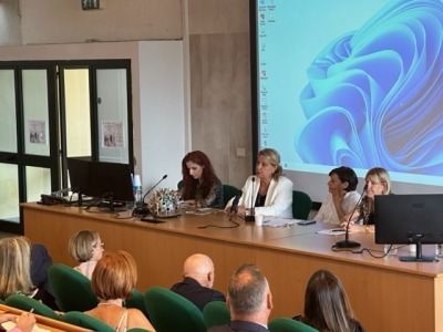 Una fase dei lavori di Sui Generis. Da sinistra, Ester Cois (Universit&agrave; Cagliari), Viviana Lantini (direttrice pronto soccorso Sirai e assessore assessore Servizi sociali di Cagliari), Rosanna Mura (avvocata) e Ada Lai (assessore regionale al Lavoro)Ni