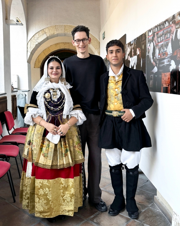 Maksim Krylenka con una coppia nei costumi tradizionali quartesi